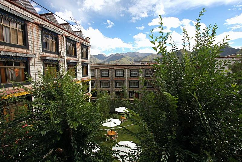 007 View of the courtyard at Kyichu Hotel from my room.jpg